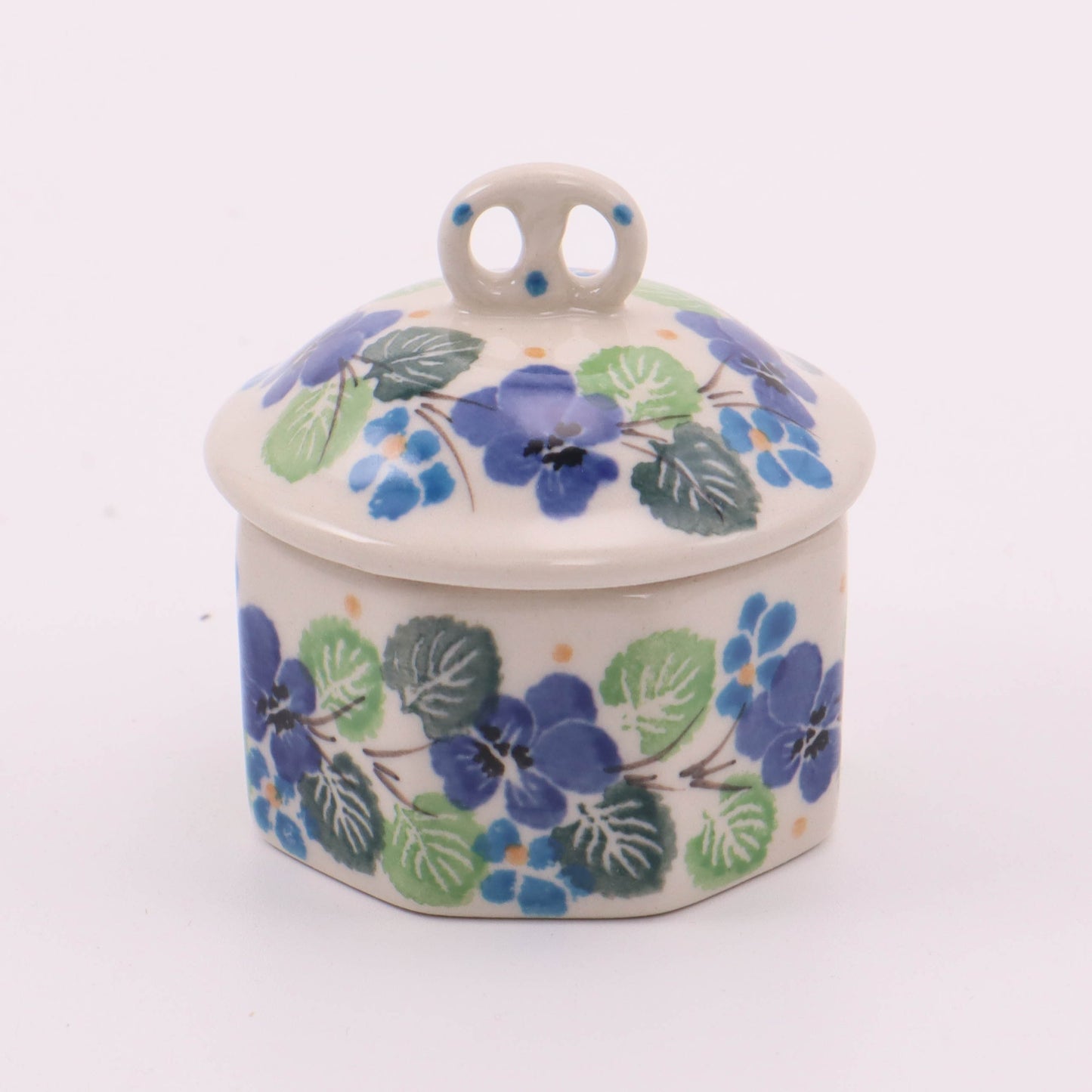 Mini Pretzel Box. Pattern: Classic Blooms