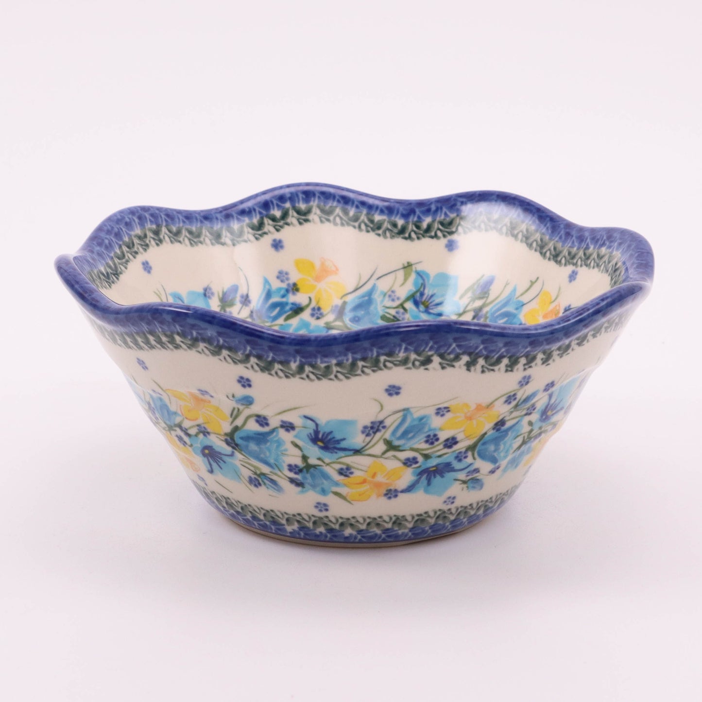 7.5"x3" Viki Bowl. Pattern: Charming Wreath
