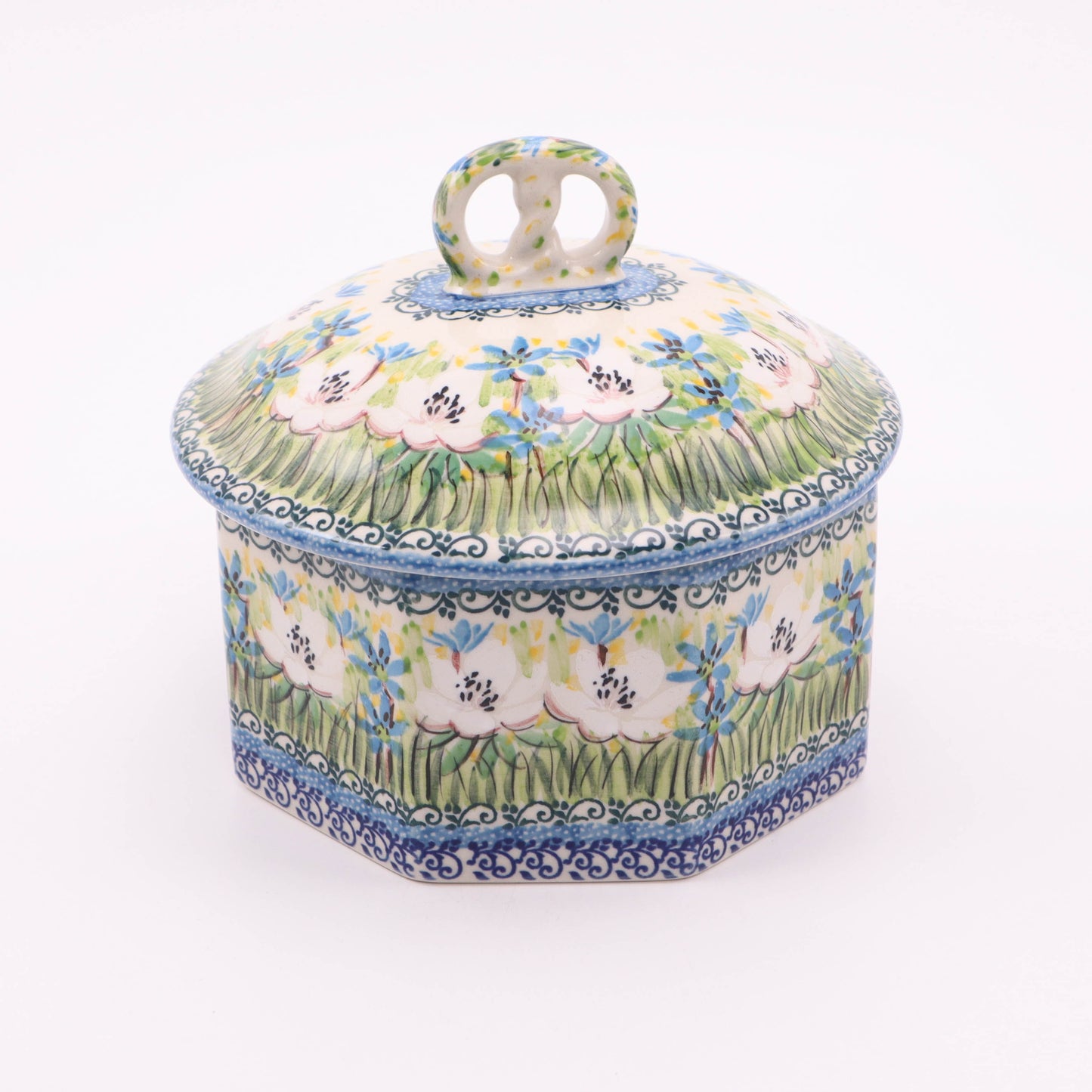 8"x6" Pretzel Box. Pattern: Regency Park