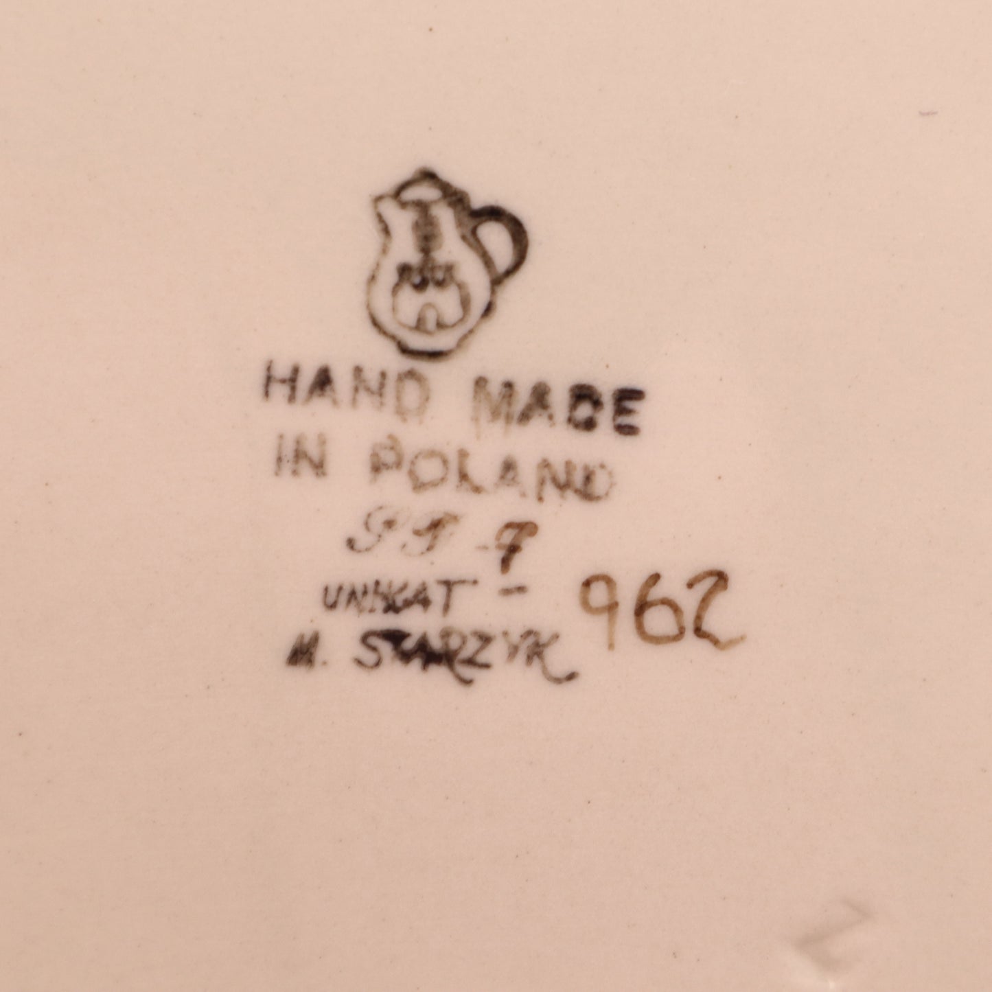 7.5"x7.5"x3" Baker .Pattern: Yellow Pansies