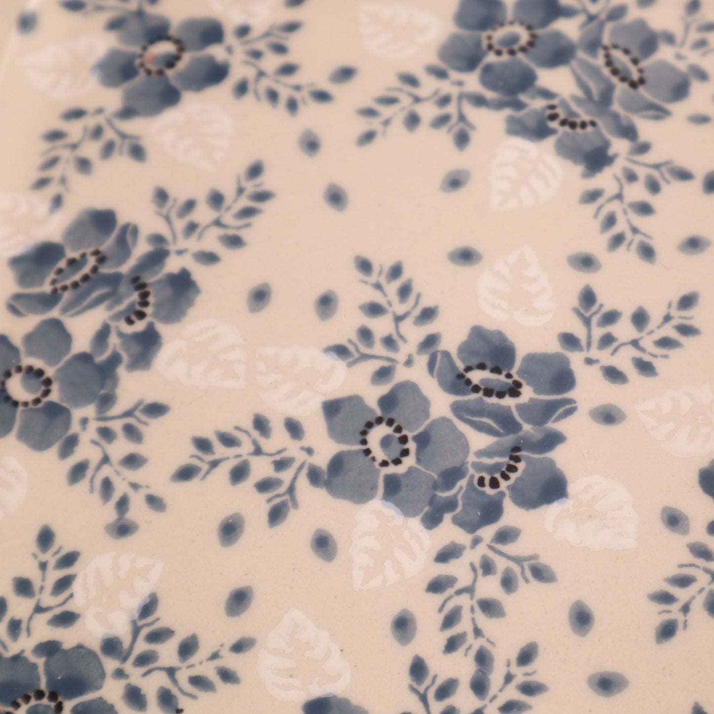 7.5"x7.5"x3" Baker .Pattern: Heather Blue