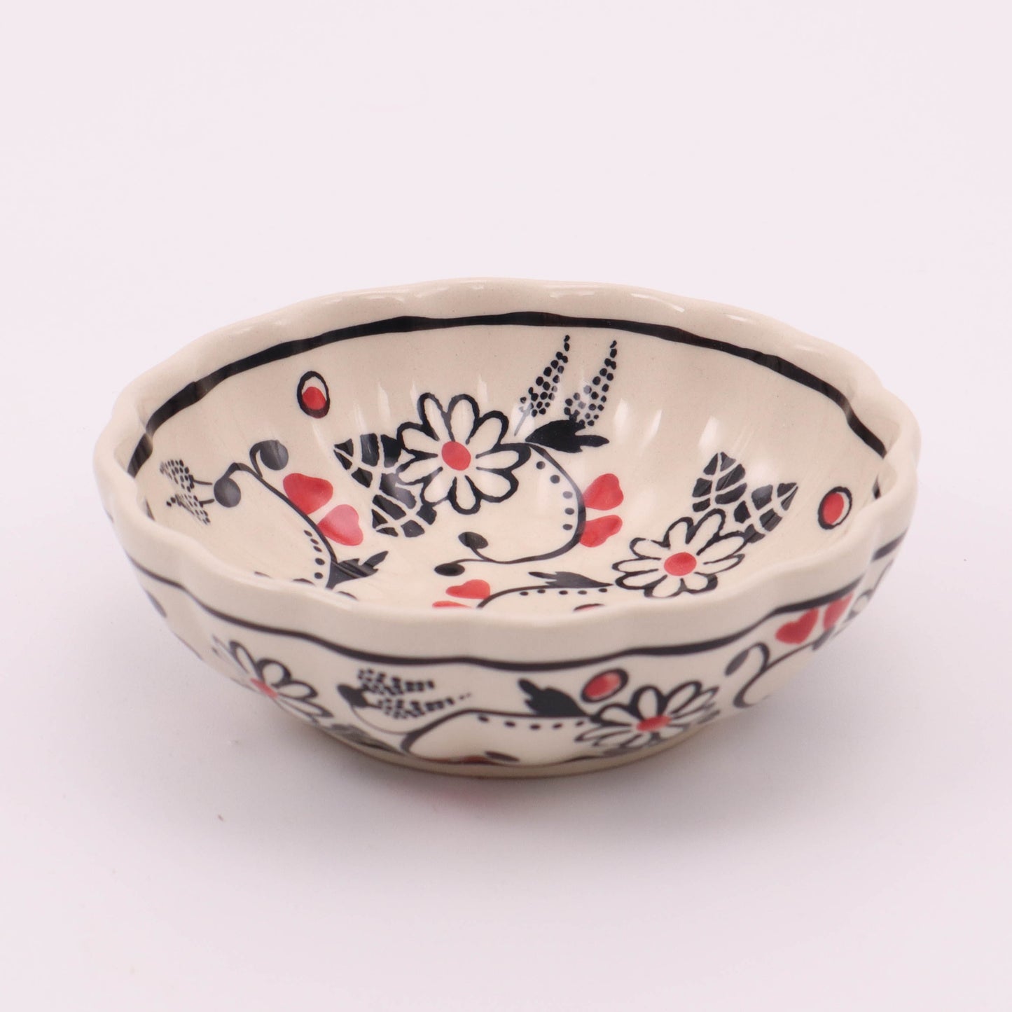 4.5" X 2" Scalloped Round Bowl.  Pattern: Red Hearts