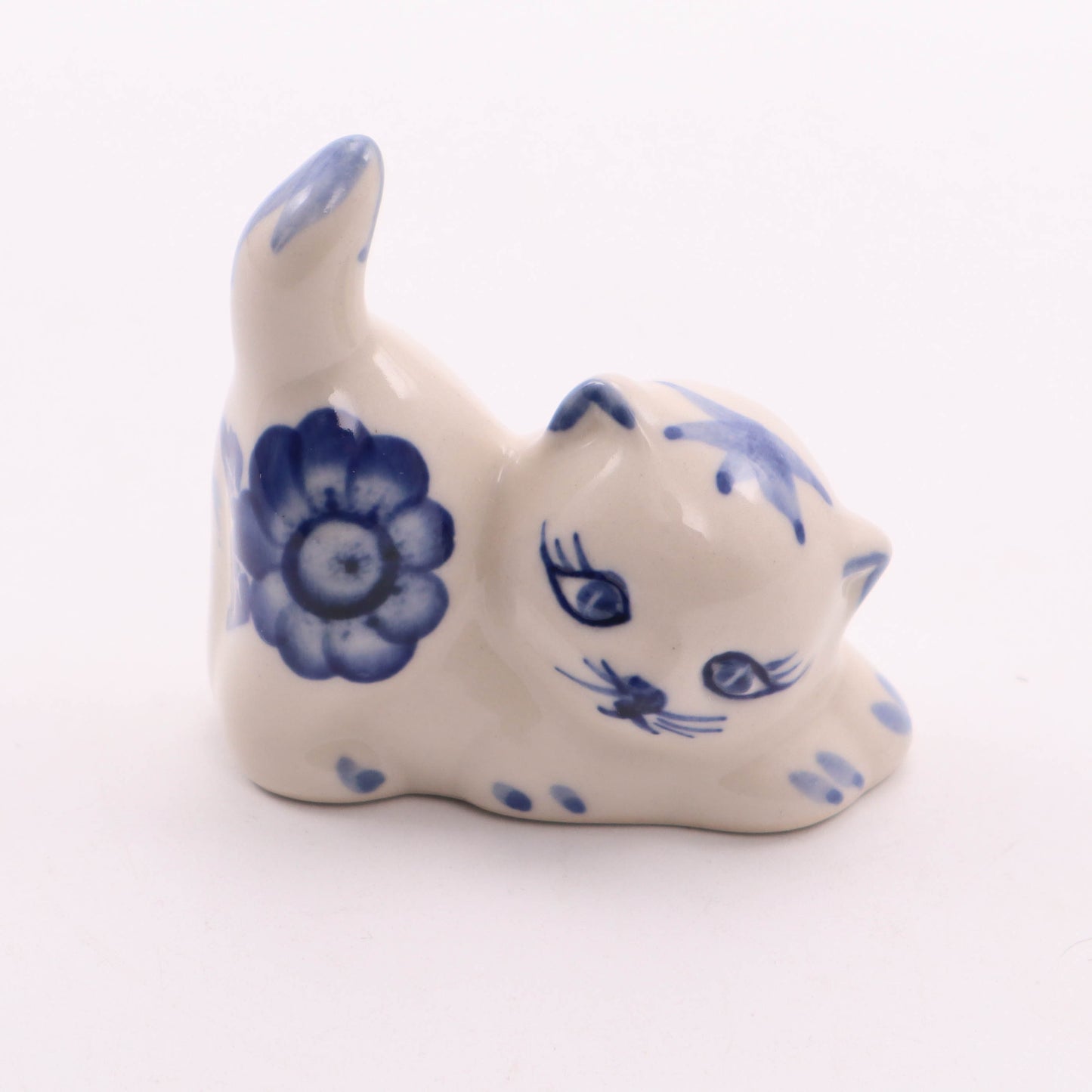 2"x2" Lying Cat Figurine. Pattern: Blue Flower